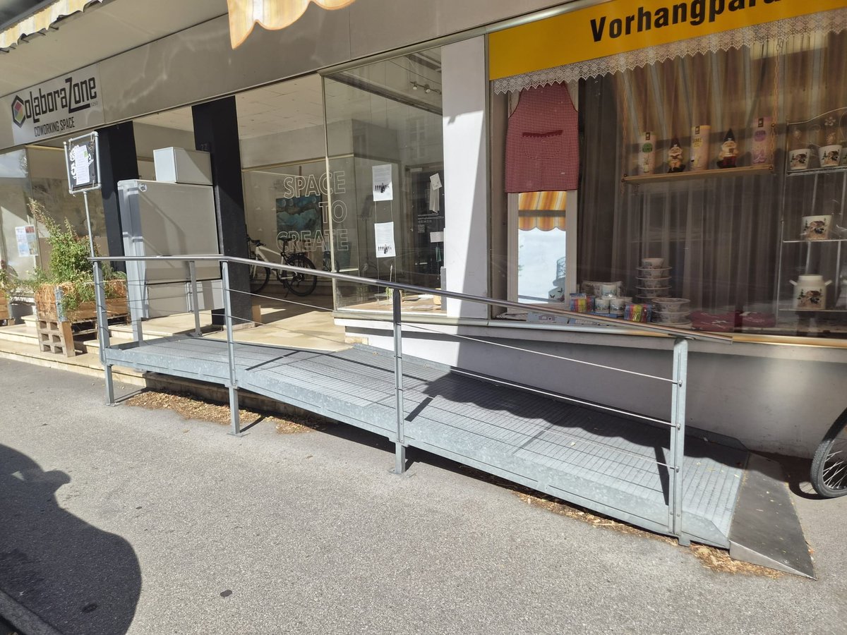 Eingang der Colaborazone mit flacher Rampe.